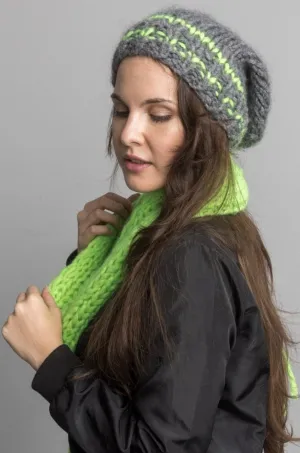 Dicke kuschelige Mütze für den Winter gestrickt in grau, neon grün und pink