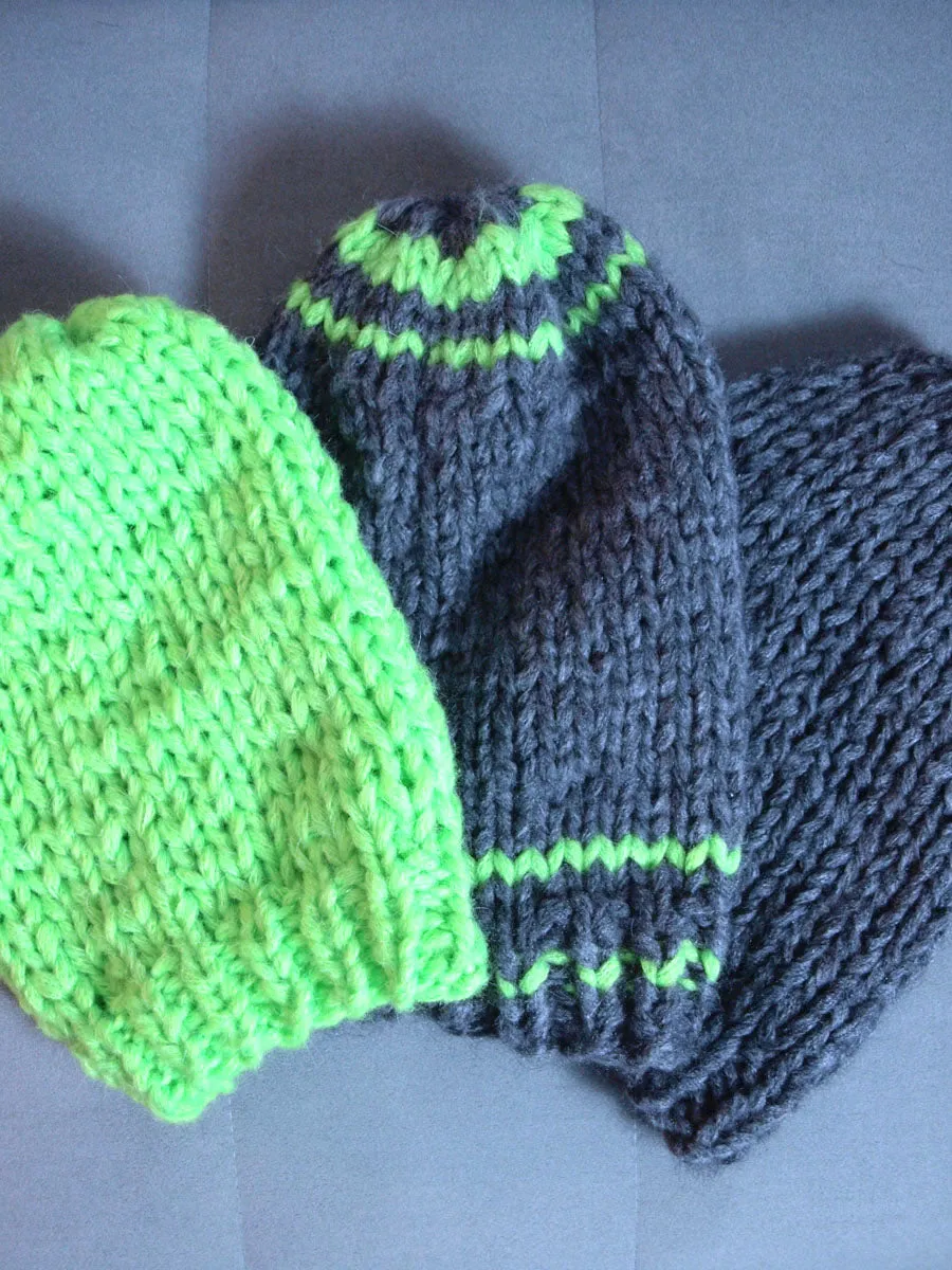 Dicke kuschelige Mütze für den Winter gestrickt in grau, neon grün und pink