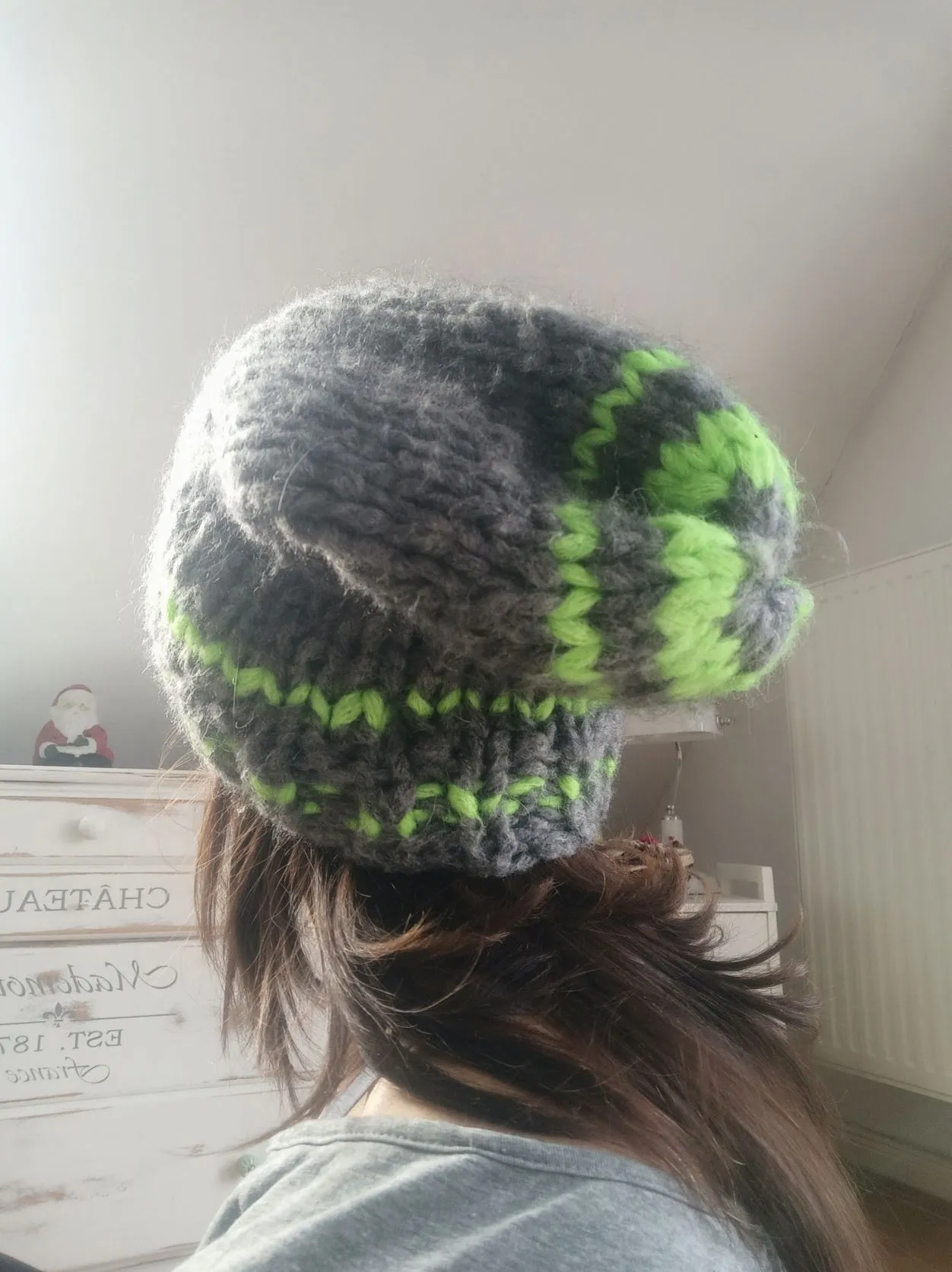 Dicke kuschelige Mütze für den Winter gestrickt in grau, neon grün und pink