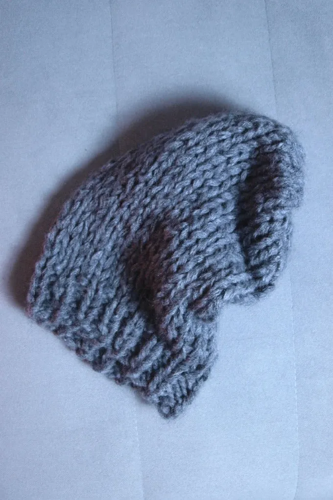 Dicke kuschelige Mütze für den Winter gestrickt in grau, neon grün und pink