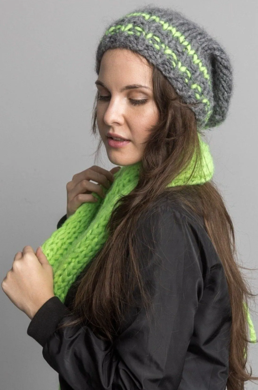 Dicke kuschelige Mütze für den Winter gestrickt in grau, neon grün und pink