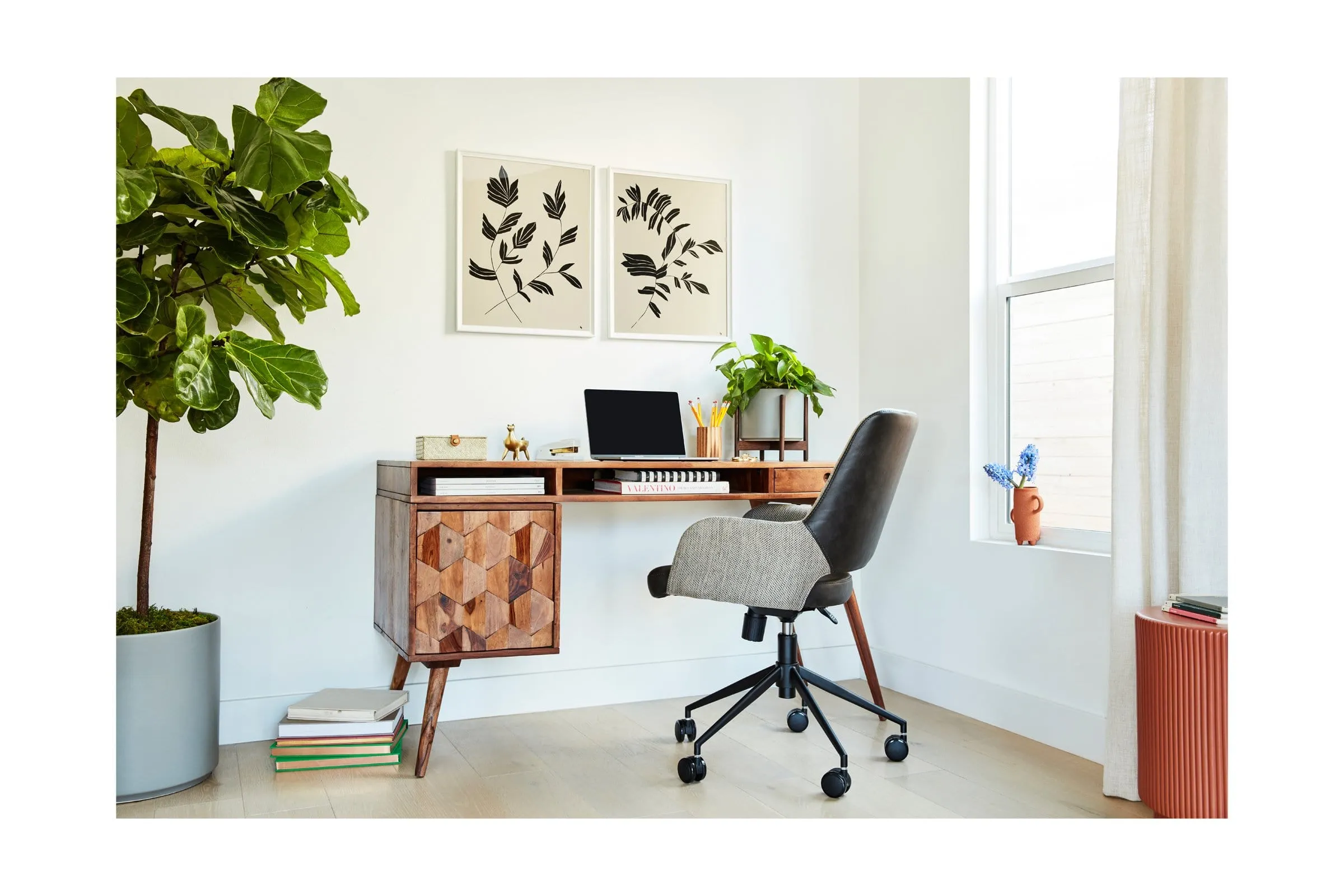 Pasadena Desk