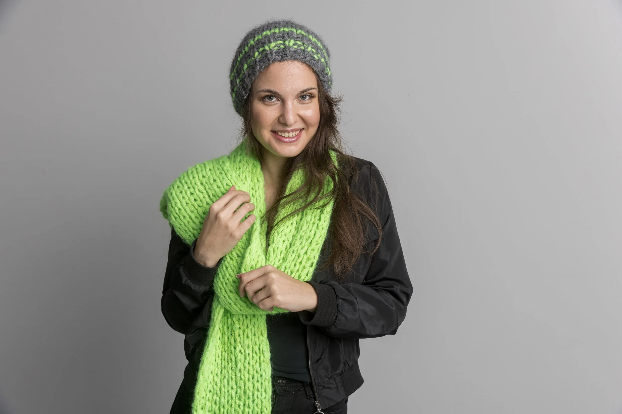 Strickschal in Neon - Farben mit Mütze handgestrickt für Herbst und Winter