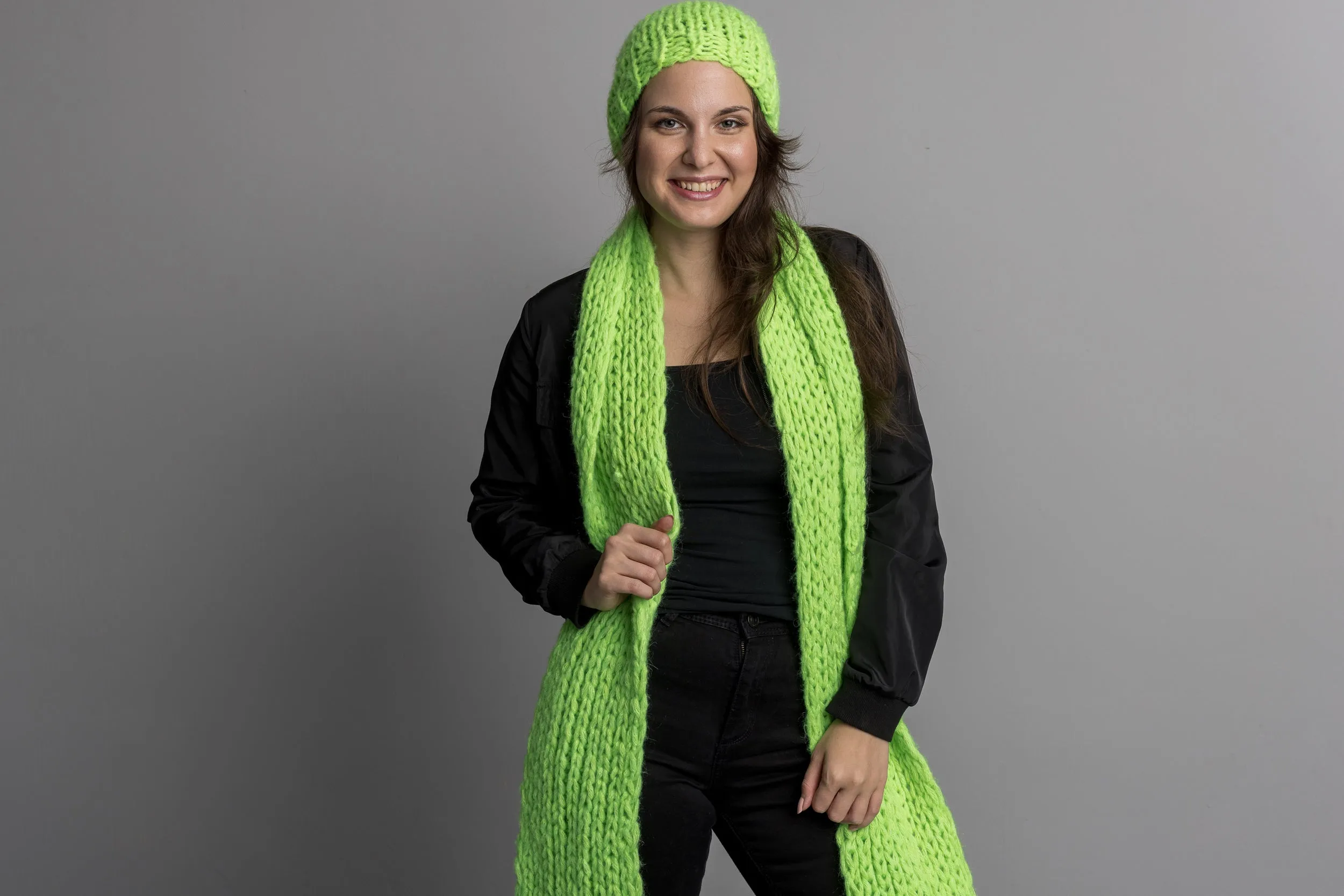 Strickschal in Neon - Farben mit Mütze handgestrickt für Herbst und Winter