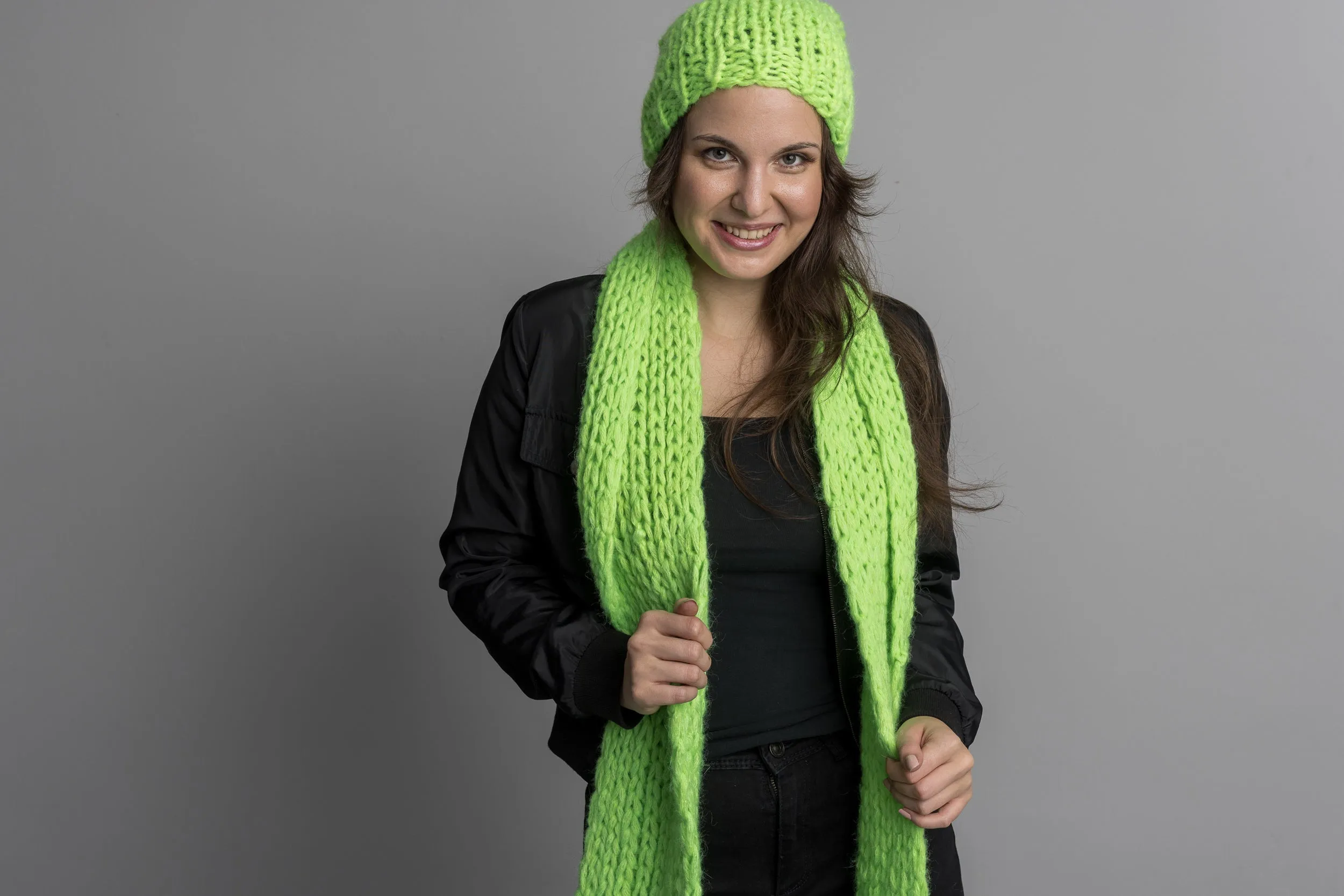 Strickschal in Neon - Farben mit Mütze handgestrickt für Herbst und Winter