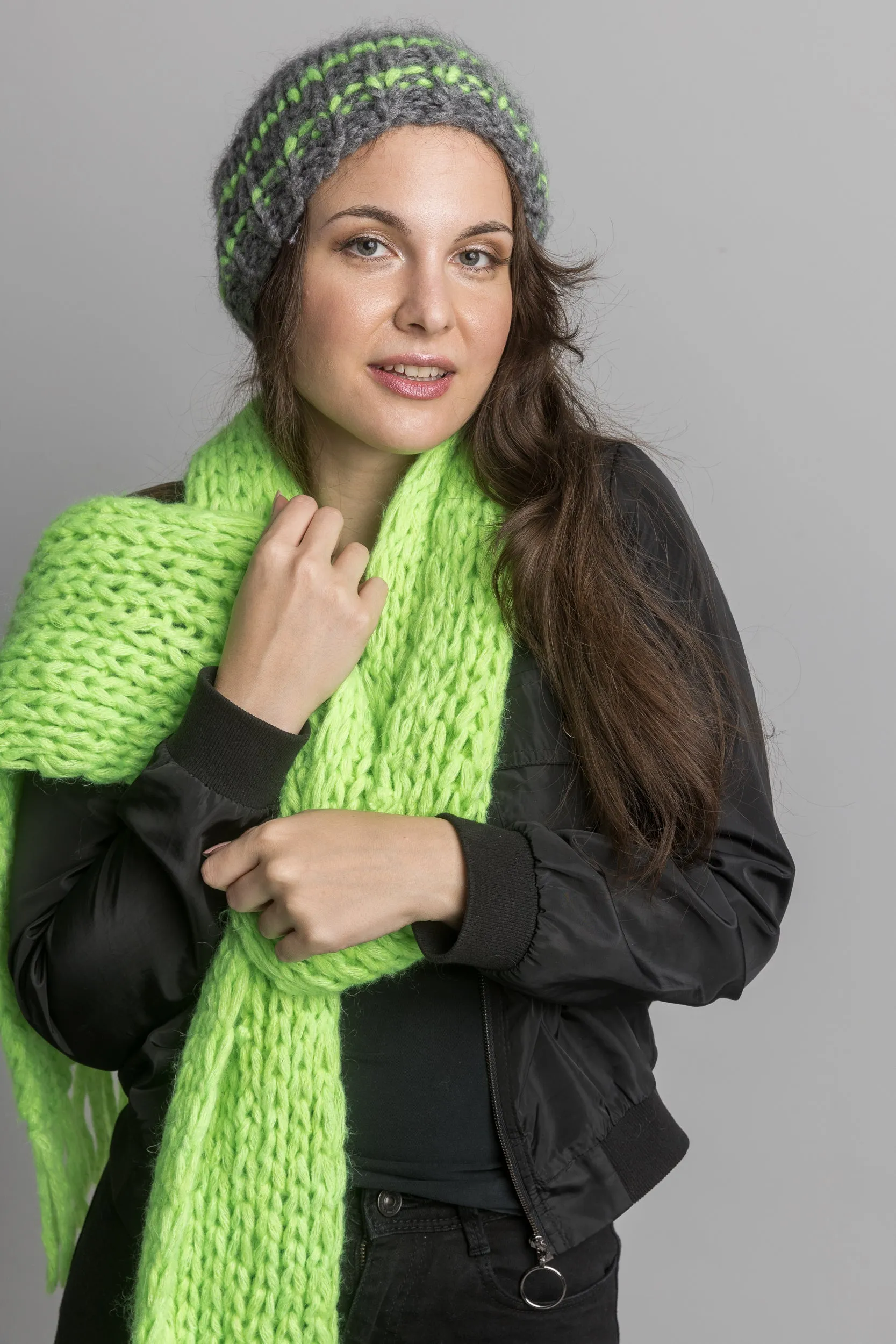 Strickschal in Neon - Farben mit Mütze handgestrickt für Herbst und Winter