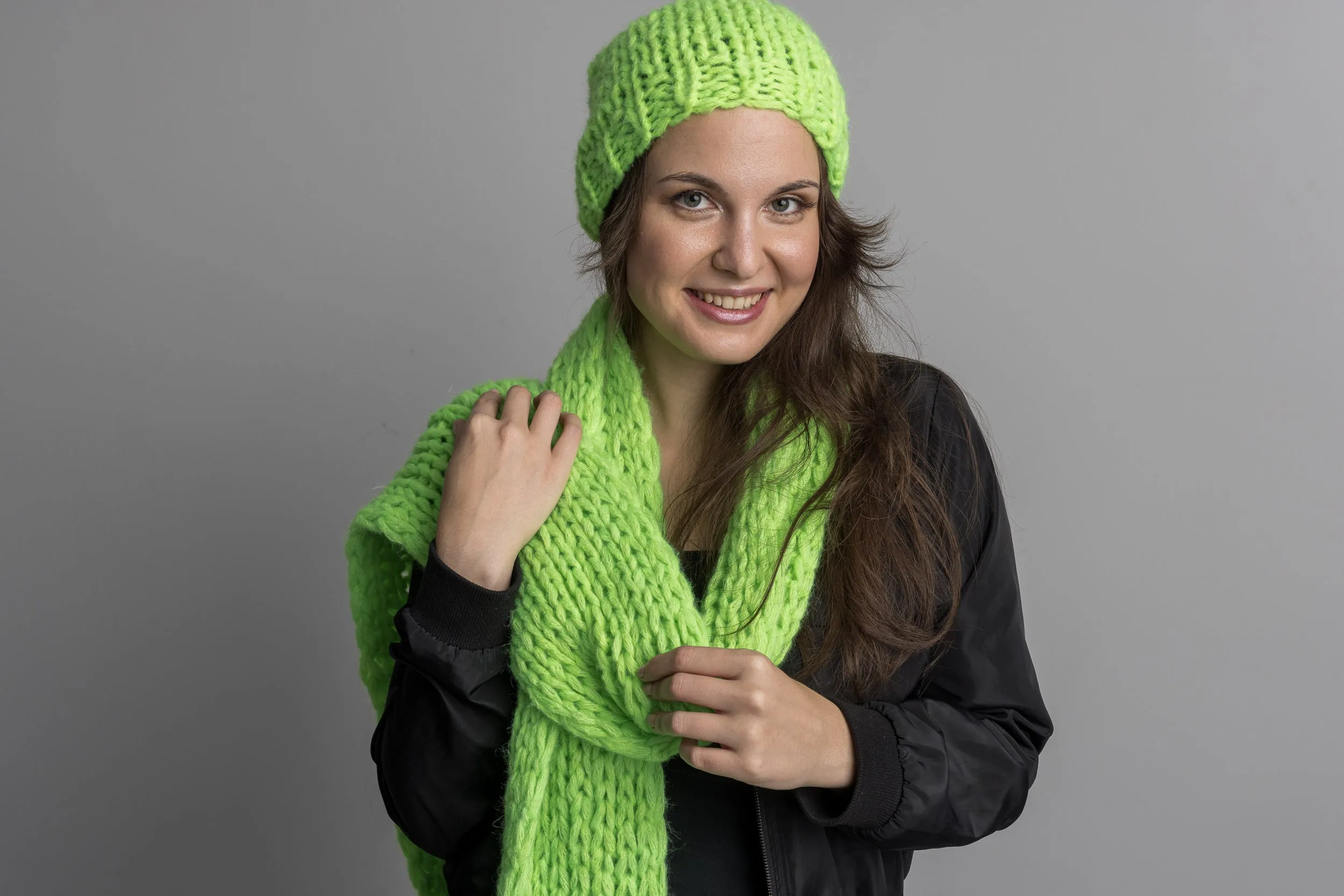 Strickschal in Neon - Farben mit Mütze handgestrickt für Herbst und Winter