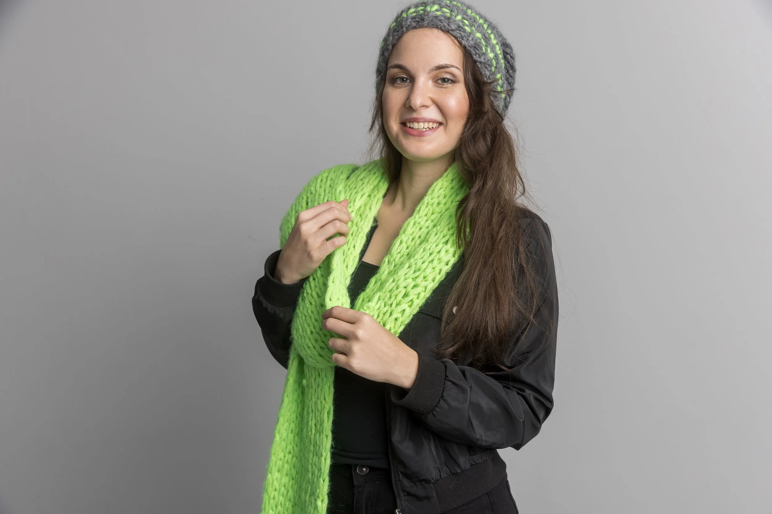 Strickschal in Neon - Farben mit Mütze handgestrickt für Herbst und Winter