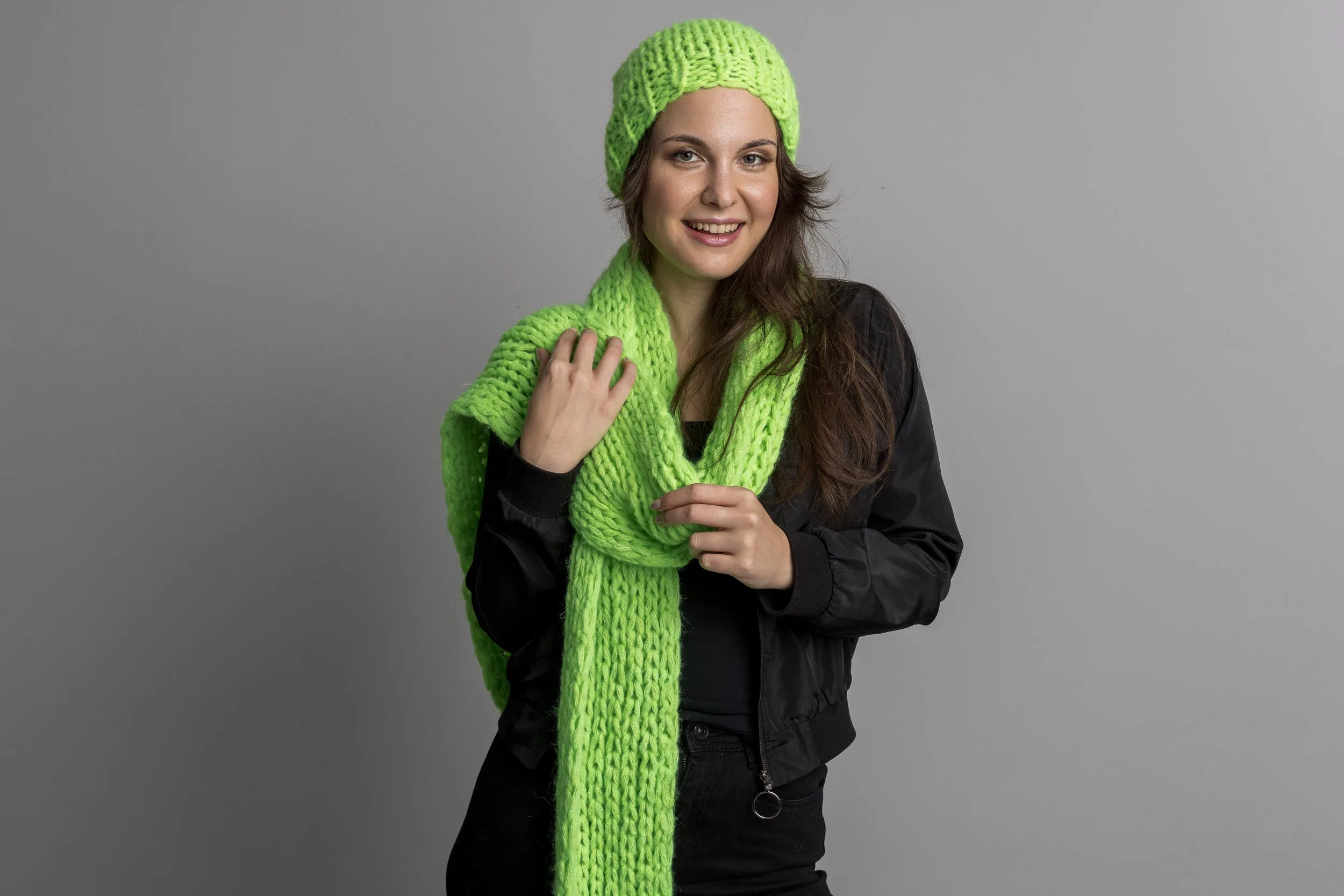 Strickschal in Neon - Farben mit Mütze handgestrickt für Herbst und Winter