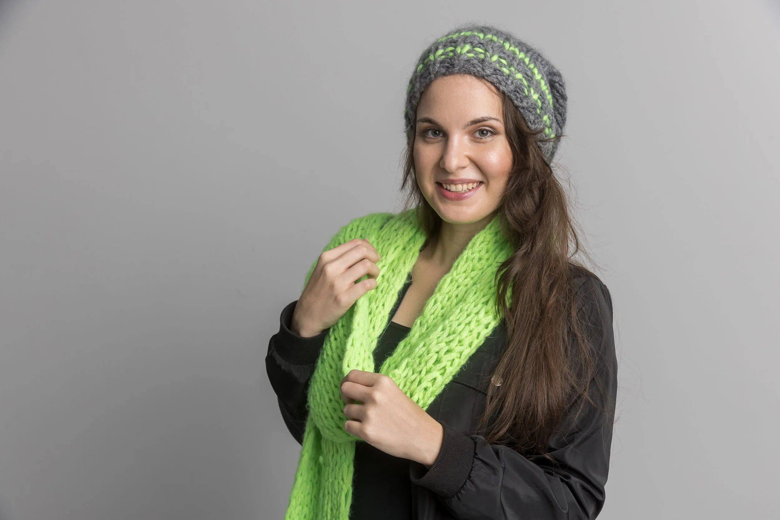 Strickschal in Neon - Farben mit Mütze handgestrickt für Herbst und Winter
