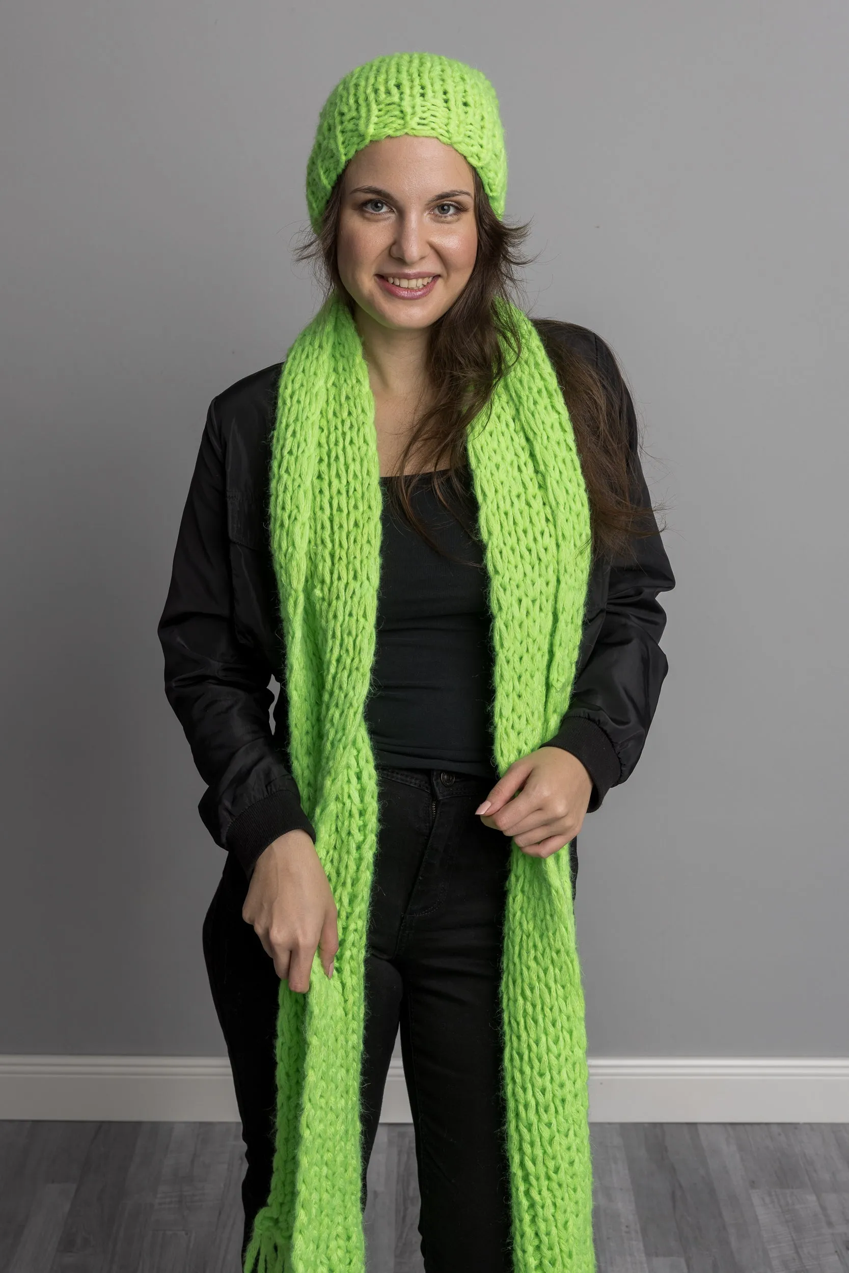 Strickschal in Neon - Farben mit Mütze handgestrickt für Herbst und Winter