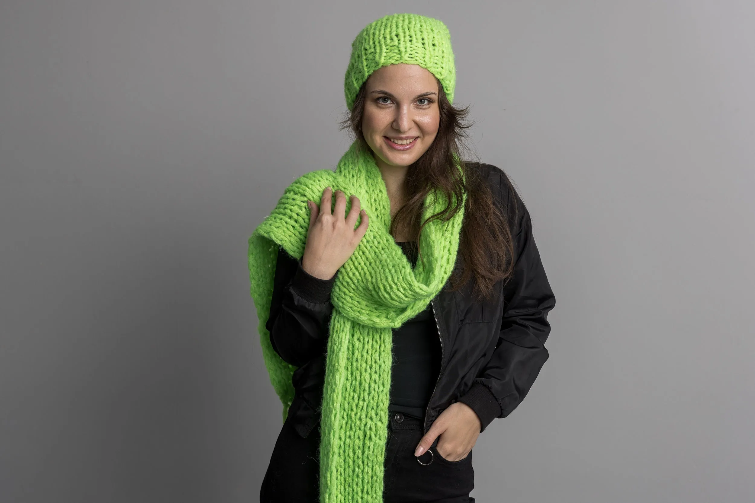 Strickschal in Neon - Farben mit Mütze handgestrickt für Herbst und Winter